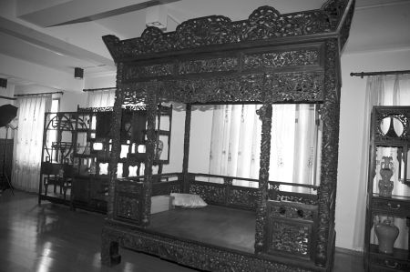 明清木雕床也成展品。