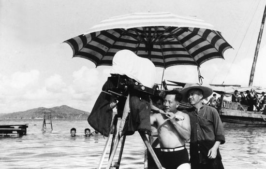 黄绍芬赤膊在水中拍摄《林则徐》（1959）外景