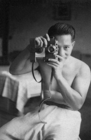 青年黄绍芬对镜自拍