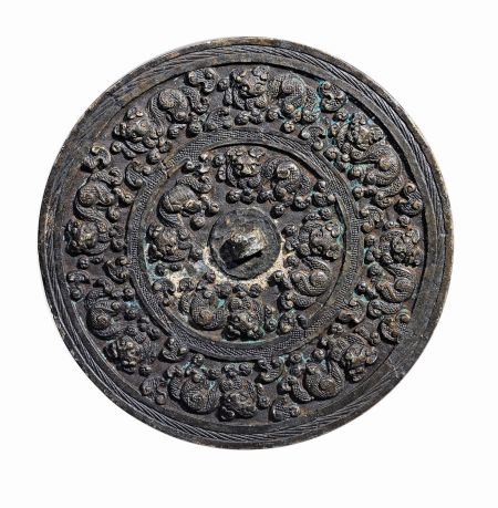 春秋虎纹镜，直径111毫米