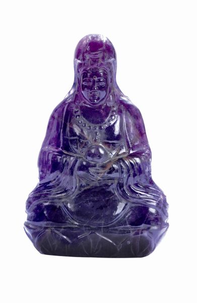 这尊观音像身高16厘米，重1公斤，厚4厘米。宝石紫中泛红，晶莹瑰丽，观音坐莲台，眉宇慈祥。