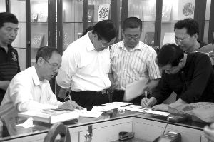 市民热购新发行的《中国现代科学家（第五组）》纪念邮票。