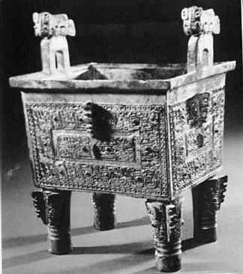 修复后的商代兽面纹卧虎铜方鼎。