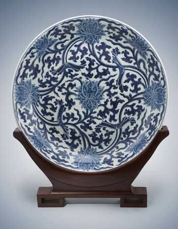 朱杰敏从纽约苏富比拍得的清光绪年间储秀宫青花缠枝莲大盘。