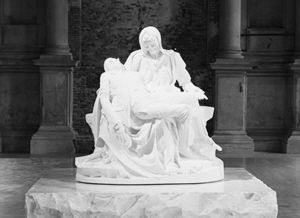 比利时当代艺术家简?法布尔的雕塑作品，乍看之下可以这么描述：耶稣死在了歌星麦当娜的怀里。