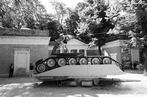 美国艺术家珍妮弗?阿洛拉与吉列尔莫?卡尔萨迪利亚小组带来的表演作品，“顶级运动员和坦克的有序的一天”。