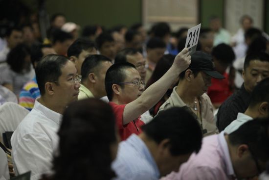 激烈的竞投现场