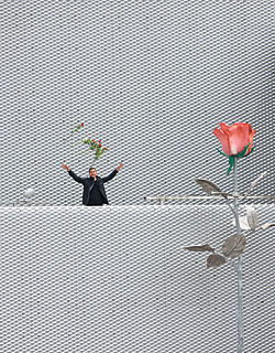 Gioni on the New Museum＇s terrace， next to Isa Genzken＇s Rose II (2007)