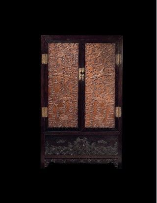 御制紫檀楠木仙鹤灵芝云纹炕柜 成交价1380万元。