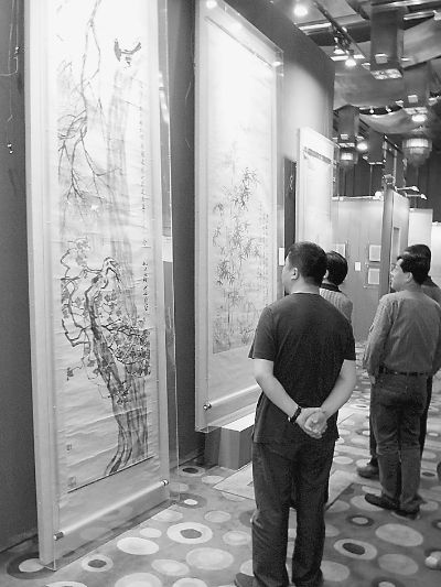 北京匡时预展现场，参观者正欣赏齐白石巨幅作品《松梅喜鹊》。文/摄 本报记者 杨宁舒