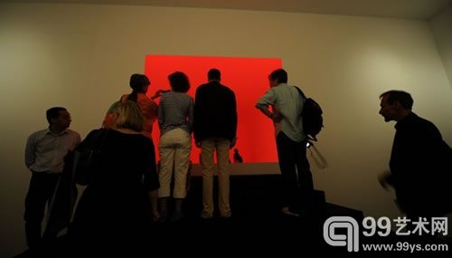 詹姆斯-特瑞尔（James Turrell）的装置“The Ganzfield Prize”