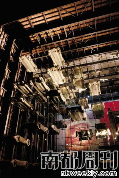 这是老爷车博物馆入口处的汽车装饰。