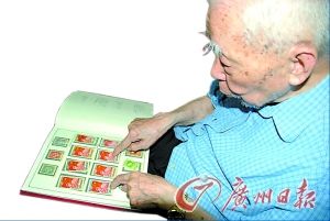 老人高兴地清点自己珍藏的邮票。