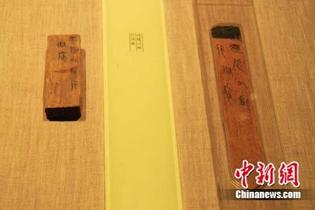 镇馆之宝清晰记录着“迁陵以邮行洞庭”字样的木简。是世界上最早的邮差记录。