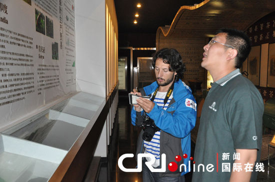 来自土耳其的外籍记者，简可 厄兹克米尔（左）认真记录着世界各地的茶文化信息 摄影：邢帅