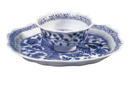 元青花缠枝花卉纹菱盏，青花双芦雁穿花纹菱口盘，现藏于太湖县文物管理所