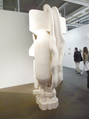 雕塑家Tony Cragg推出的木雕。（策展人顾振清）