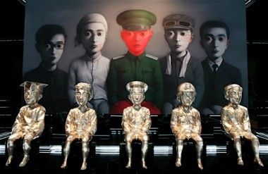 即使是在2008－2009年市场调整期间，当代艺术家张晓刚的作品始终以数百万的价钱出售。