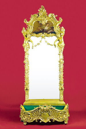 花盆与窗间镜 饰有温尼斯?马丁风格装饰画