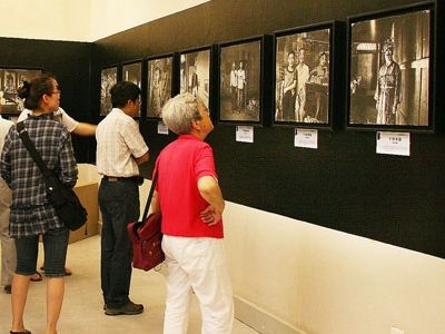 展览吸引了前来参观的市民。（徐林 摄）