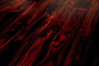 黑酸枝材质，有大量明显的黑色条纹，木质结构较细，纹理清晰。