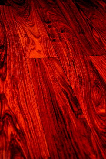 红酸枝材质，颜色近似枣红色。区别于其他木材的最明显之处在于在深红色的木纹中常夹有深褐色或黑色条纹，给人以古色古香的感觉。