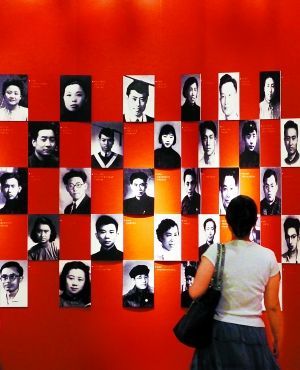 169张黑白老照片记录了在漫长的革命斗争岁月里，战斗在古都北京的共产党人的身影，他们把青春献给了人民解放事业。