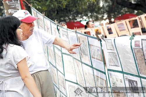 陶振国在向记者讲述集邮故事。