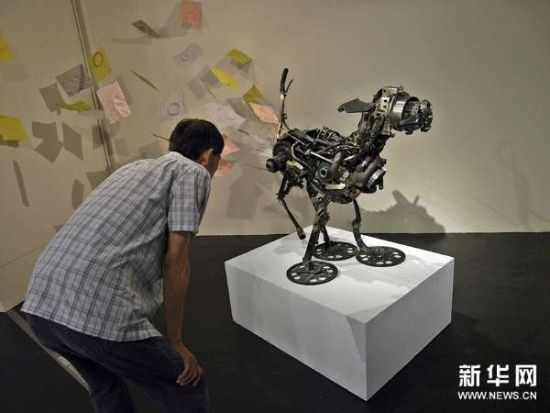 参观者在欣赏由废旧物品制作的展品。