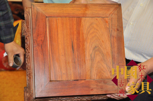 擦了蜡的家具色泽柔和，更具魅力。