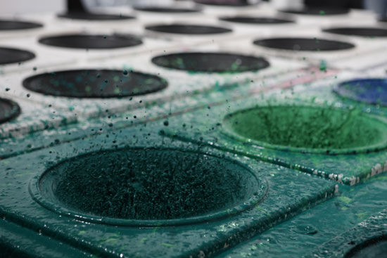 正在进行创作的装置艺术品