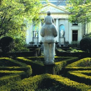 冉?卡泽在上海金融中心会所的雕塑作品