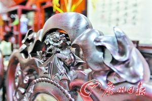 手雕作品玲珑浮凸，整体画面充满立体感。