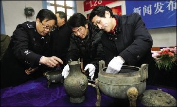 劫匪看完《鉴宝》想偷宝 打晕保安抢文物