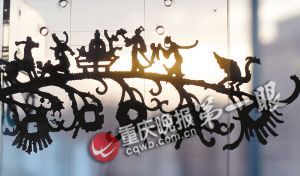 青铜器展厅，摇钱树上的各种造像充满动感。