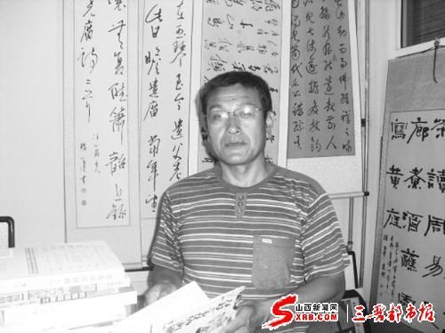 山西曲沃农民书痴家藏旧书10万册