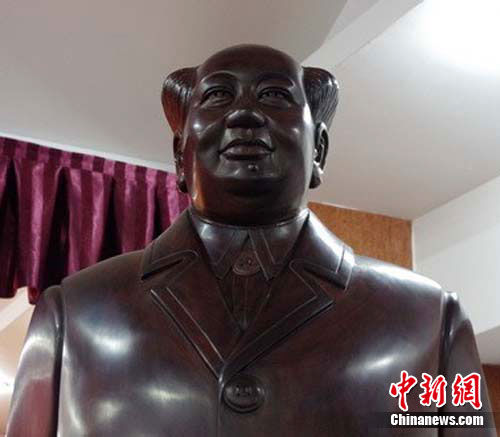江苏制作红木雕刻毛主席像运往北京
