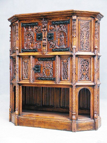 哥特式橡木小橱柜