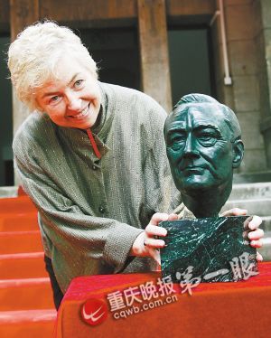 罗斯福总统孙女向罗斯福图书馆赠送铜像
