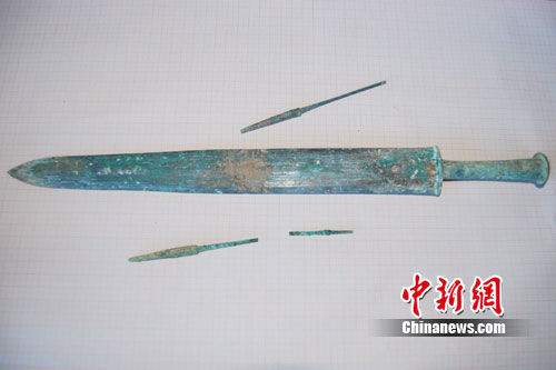 图为在张杨村战国墓群出土的青铜剑和箭头。 陈林 摄