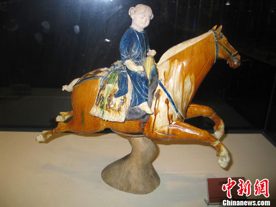 图为唐三彩腾空马。 冽玮 摄