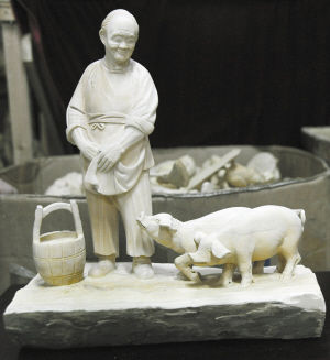 喂猪的老大娘。