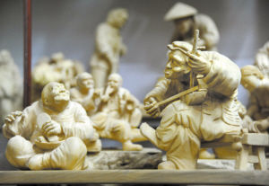 纳鞋底的老太和拉琴的老头。