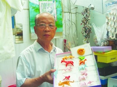 折纸达人陆家洪巧手折出立体邮票