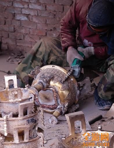 一走进村口就隐约听到磨光机打磨仿古青铜器那特有的尖啸声。