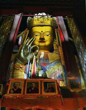 扎什伦布寺内供奉的强巴佛