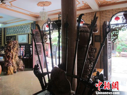 图为越南侨领、著名华人企业家朱应昌在他的红木博物馆展出的古代各种兵器。韩胜宝 摄