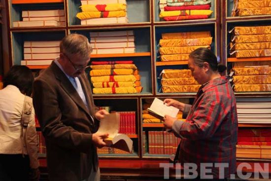 翻看藏文古籍。摄影：王淑