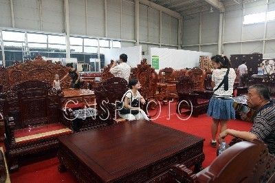 山西市民感受红木家具魅力