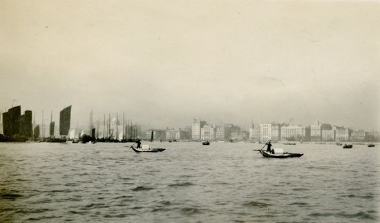 上海外滩早期景色（1923年左右），万国建筑与帆船并存于一景。